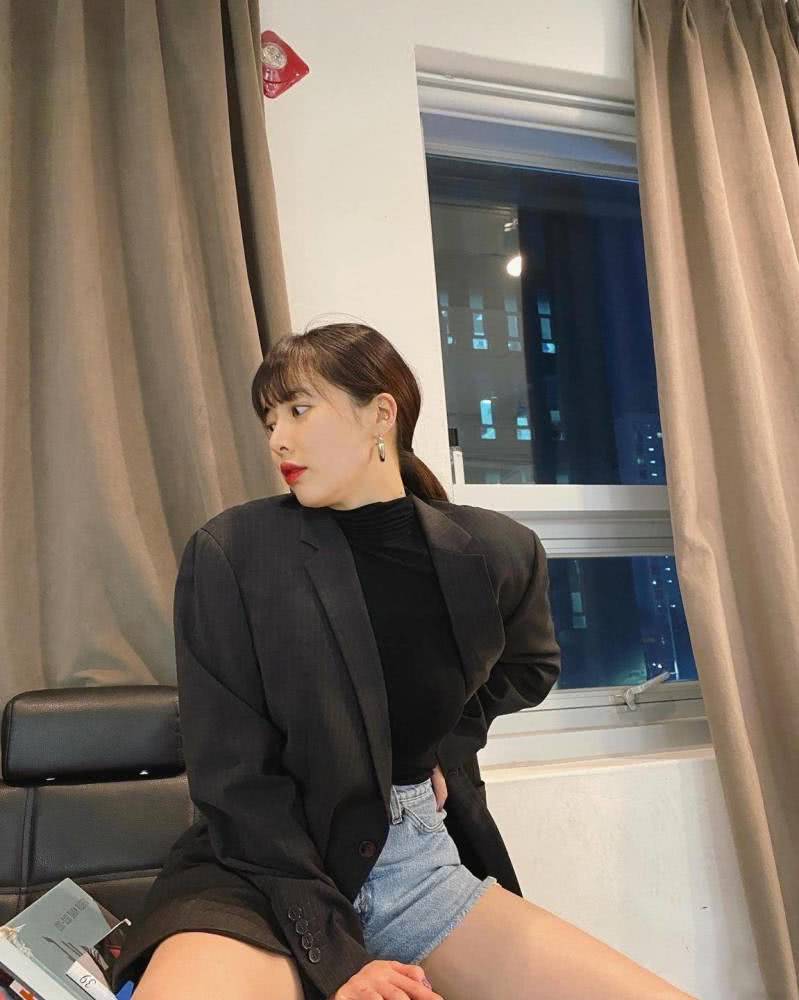 金泫雅的肉肉腿太撩人!男友风西装配黑靴气质超A,齐刘海美回初恋