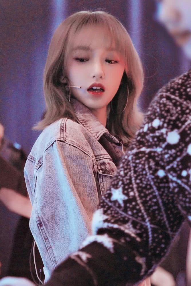 程潇最新节目造型曝光，牛仔连体衣配运动鞋可爱又有活力