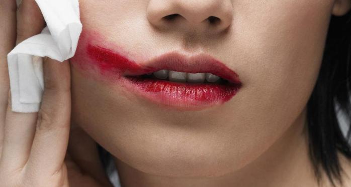女人不管怎么涂口红都要改掉这3个习惯,不然口红沾杯还伤唇