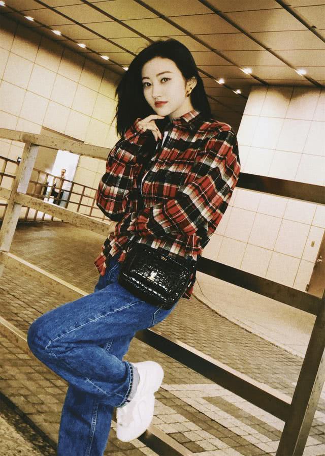 景甜穿白色T恤清新可人,双手托腮美如邻家少女