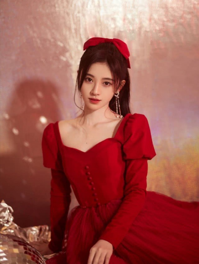 鞠婧祎穿搭超有气质,怪不得被称为4000年一遇的美女!