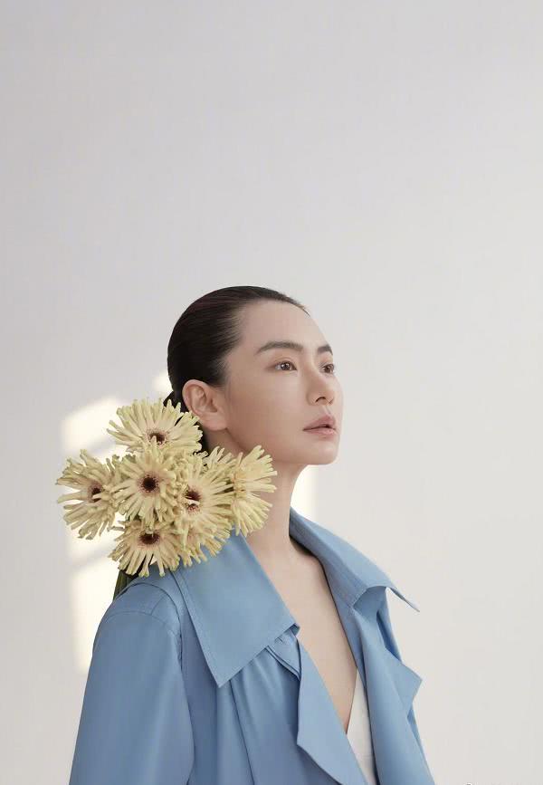 戚薇不化眼妆的模样太英气，最新造型好像“日系男友”