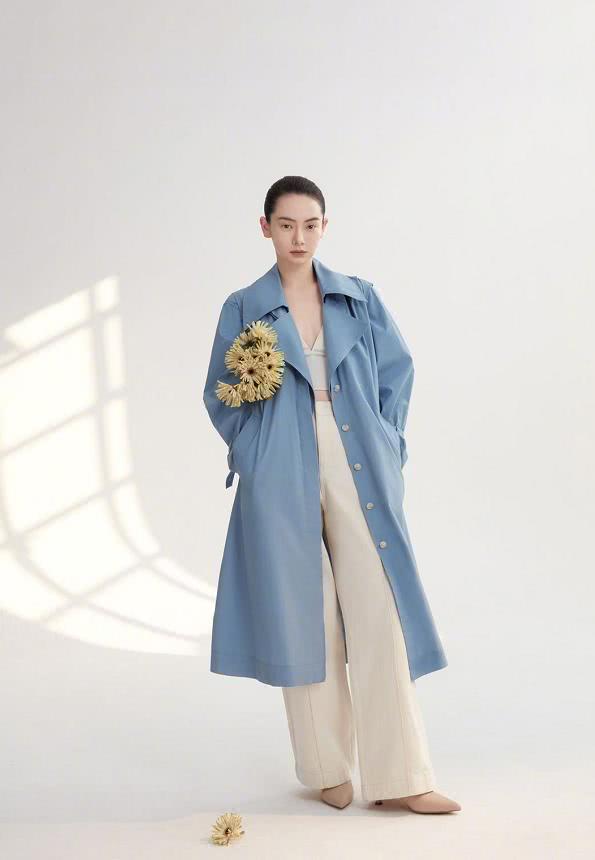 戚薇不化眼妆的模样太英气，最新造型好像“日系男友”