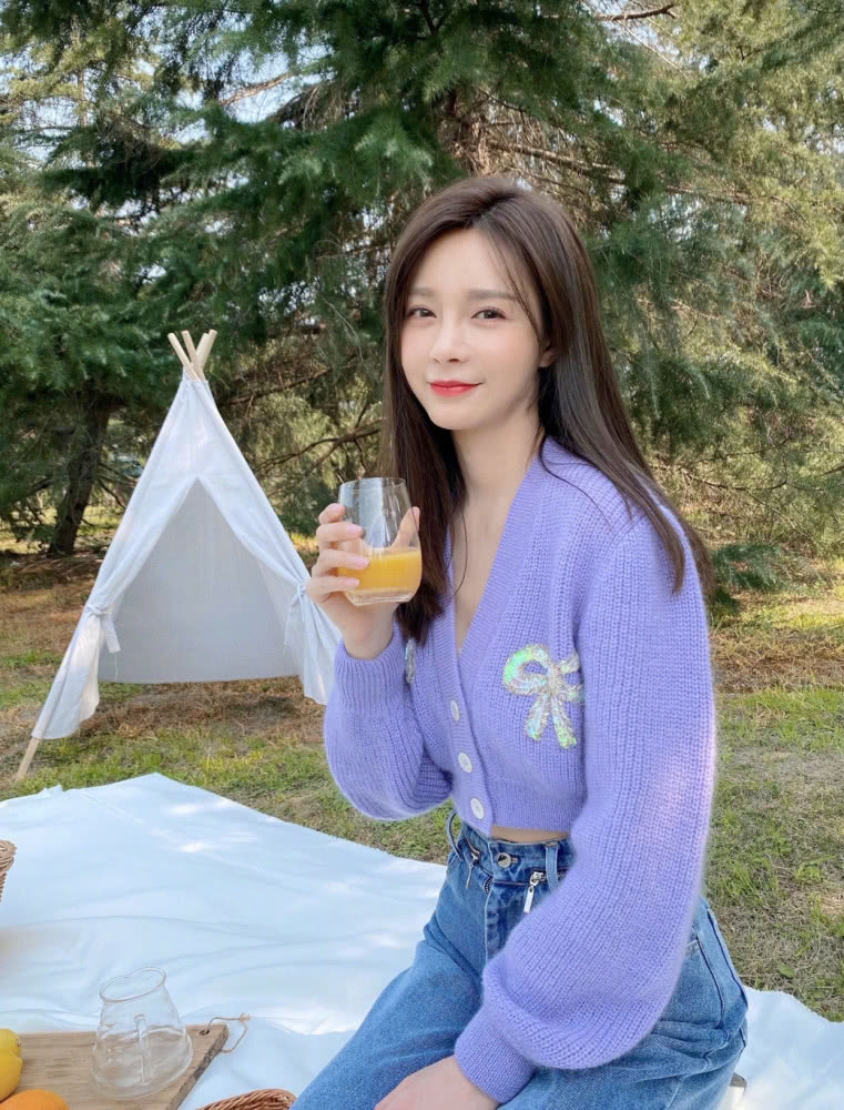 沈梦辰周雨彤示范春日穿搭 不但抢眼还招桃花！堪称行走的直男斩