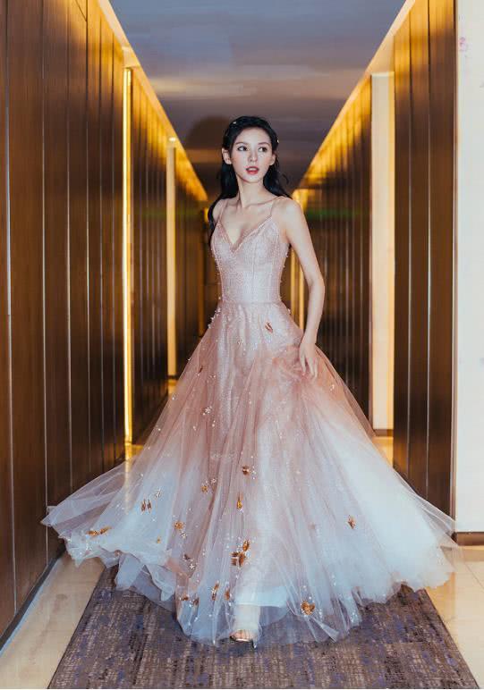 张予曦脖子上绑“带子”不怕掉，衣服又亮又闪美的让人心动