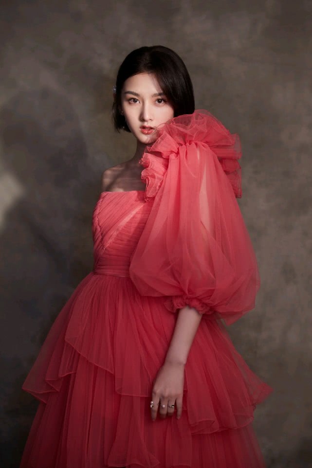 有种“发育过猛”叫宋祖儿，穿上薄纱裙，尽显好身材