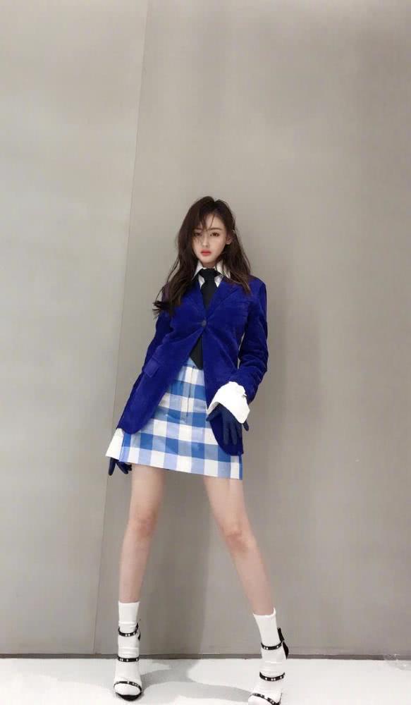 时尚大魔王张天爱蜜桃臀简直绝了，袜子配凉鞋欣赏不来