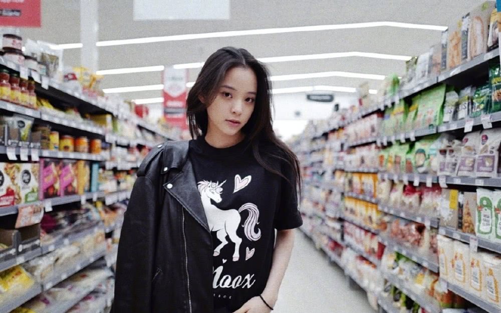 倪妮、古力娜扎、欧阳娜娜演绎超市时尚大片，展示青春活力时尚感