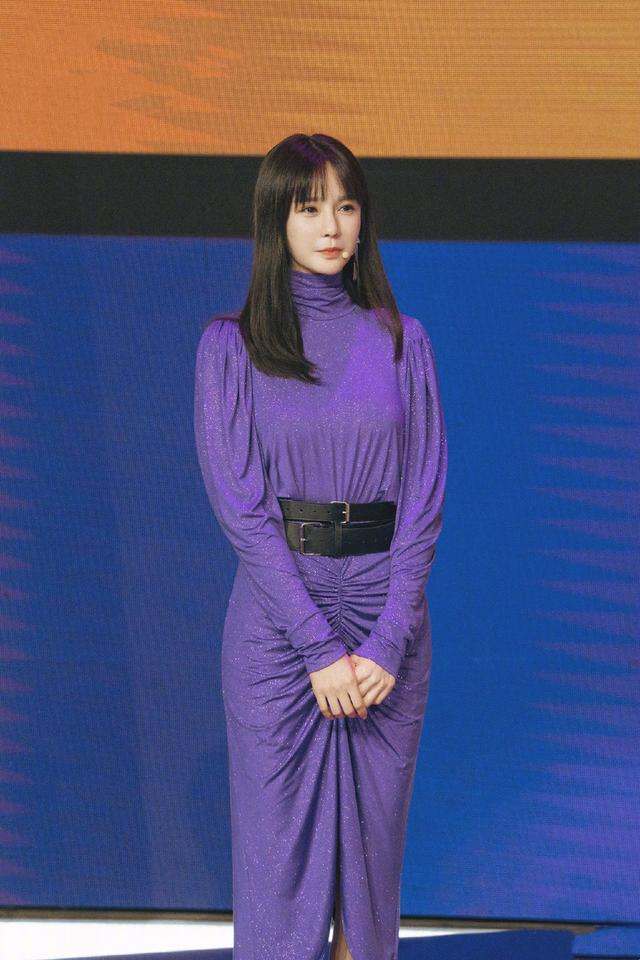 沈梦辰穿紫色连衣裙还在裙摆加“抽绳”,意外美的高级