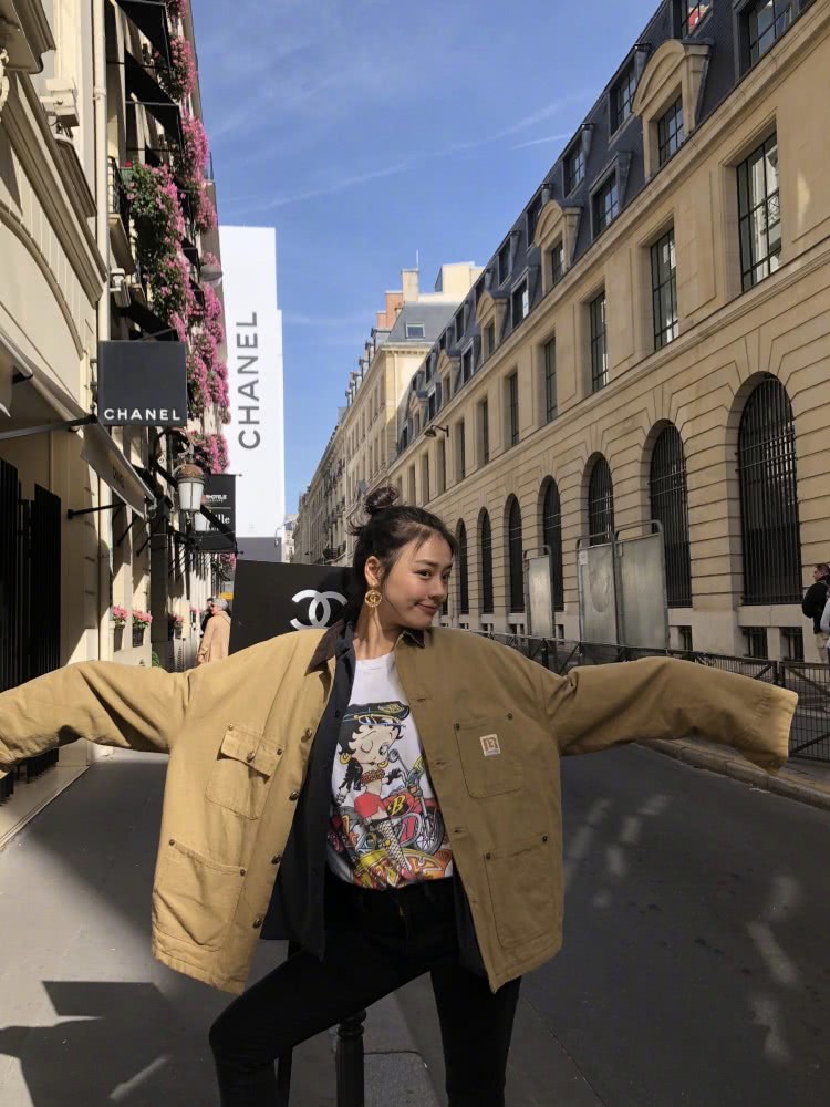 马思纯庆祝32岁生日，晒母女二人合影20年两人都没太多变化