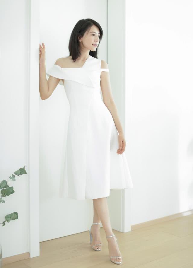 高圆圆薄纱刺绣衫配灰色阔腿裤,扎低盘发气质无敌了