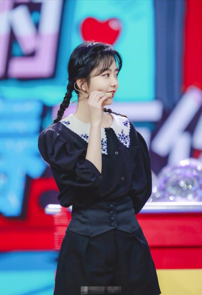 谭松韵娃娃衫配双麻花辫,小学生都不敢这么穿