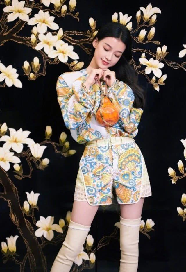 孙怡出席活动穿一身印花短裤套装,诠释胸以下全是腿!