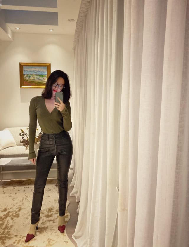 杨采钰衬衫少系两个扣搭配随性,时髦造型太抢眼