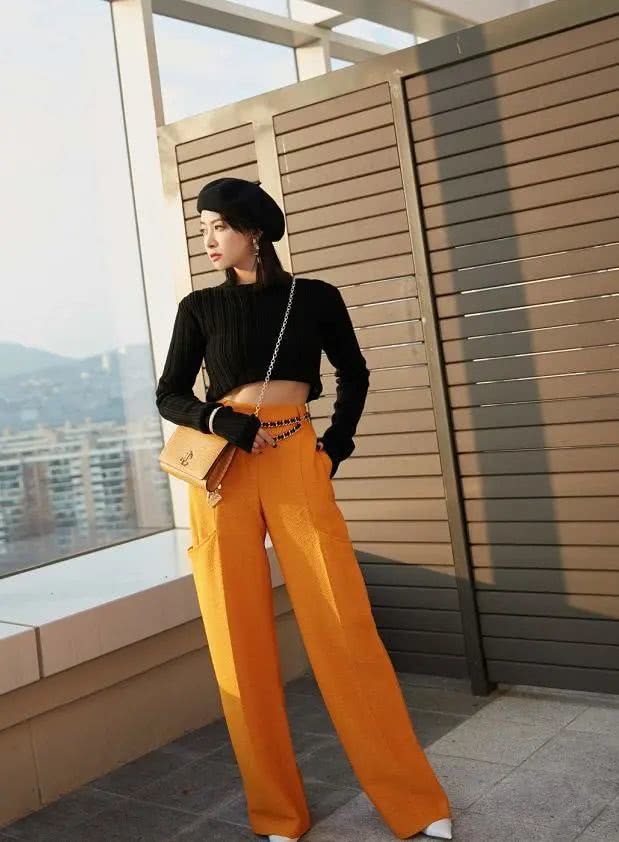 宋茜穿薄纱衫配喇叭裤复古优雅，换短款毛衣搭配阔腿裤时髦干练