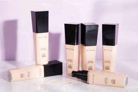 女生说的卡粉是什么意思？尴尬妆容卡粉浮粉怎么办