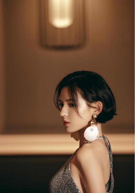 张予曦脖子上绑“带子”不怕掉，衣服又亮又闪美的让人心动