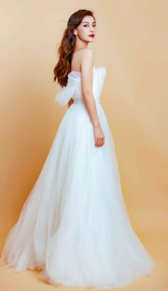 杨颖的穿搭越来越“仙”!白色“漏斗裙”秀美肩,漫画脸太不真实