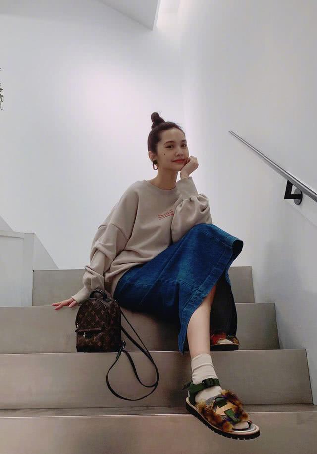 杨丞琳留齐刘海再染新发色,嫩回23岁