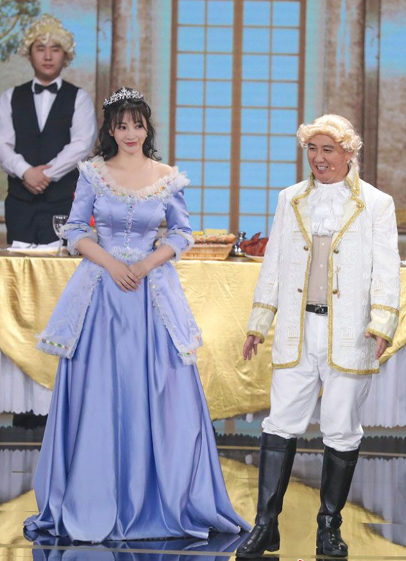 柳岩穿“公主裙”甜美优雅,终于高调美了一回