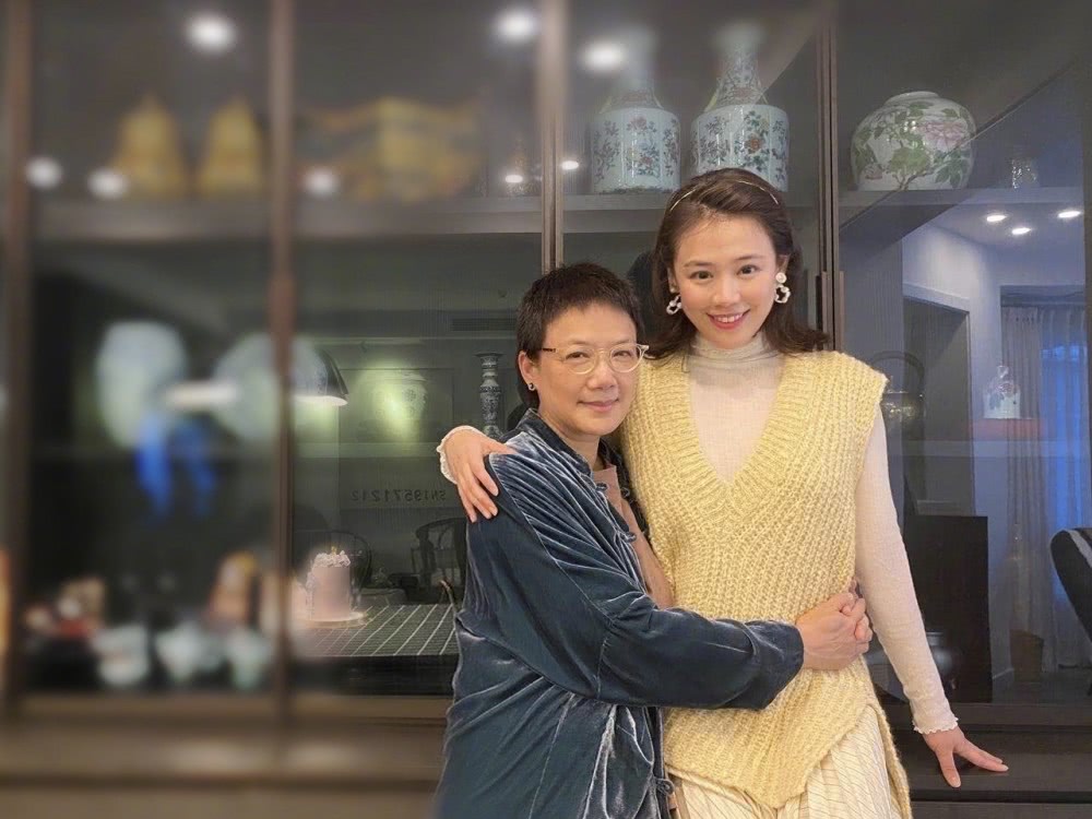 马思纯庆祝32岁生日，晒母女二人合影20年两人都没太多变化