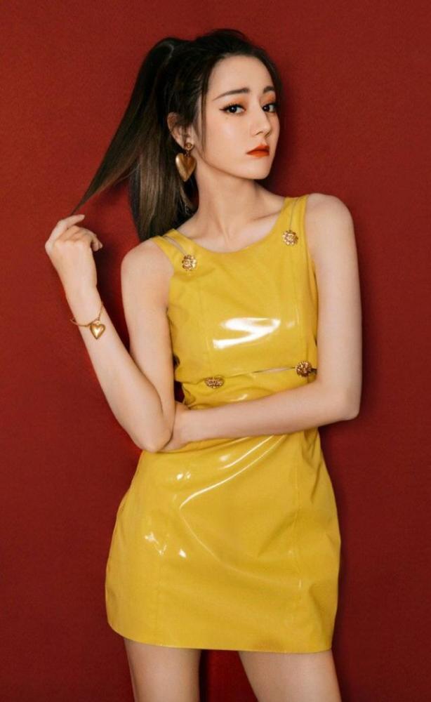 佟丽娅一条两根带子的裙子也能穿的很美,气质真好