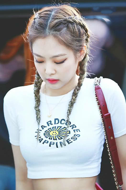 金智妮金发波浪卷一言难尽，丸子头有时可爱有时酷！太百变