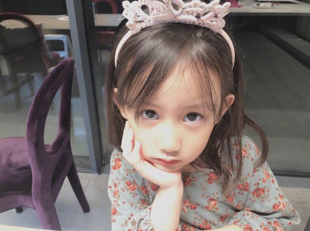 孙莉晒黄少艾近照,偷穿妈妈高跟鞋凹造型,两年前的碎花裙还再穿