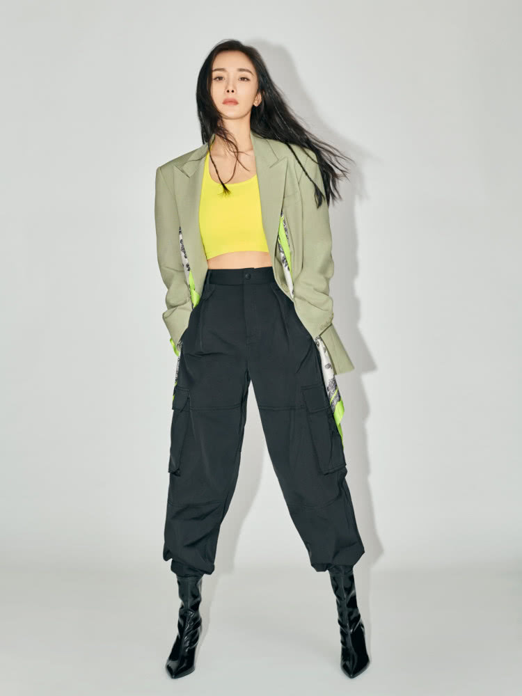 杨幂最新广告片上线，露脐装搭配开叉裙，身材比例太惊艳！