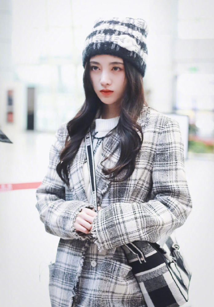 鞠婧祎穿搭超有气质,怪不得被称为4000年一遇的美女!