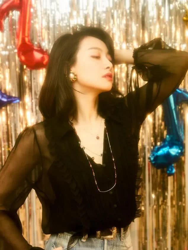 宋茜穿薄纱衫配喇叭裤复古优雅，换短款毛衣搭配阔腿裤时髦干练