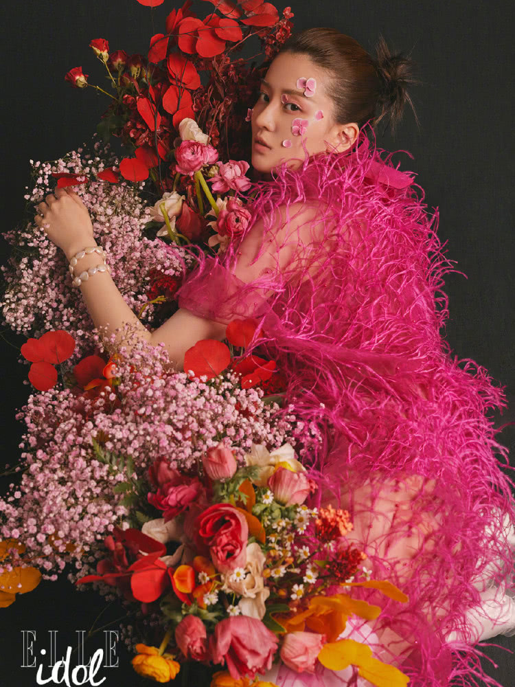 乔欣玫粉色羽毛裙搭配鲜花妆,少女风情复古浪漫让人眼前一亮!