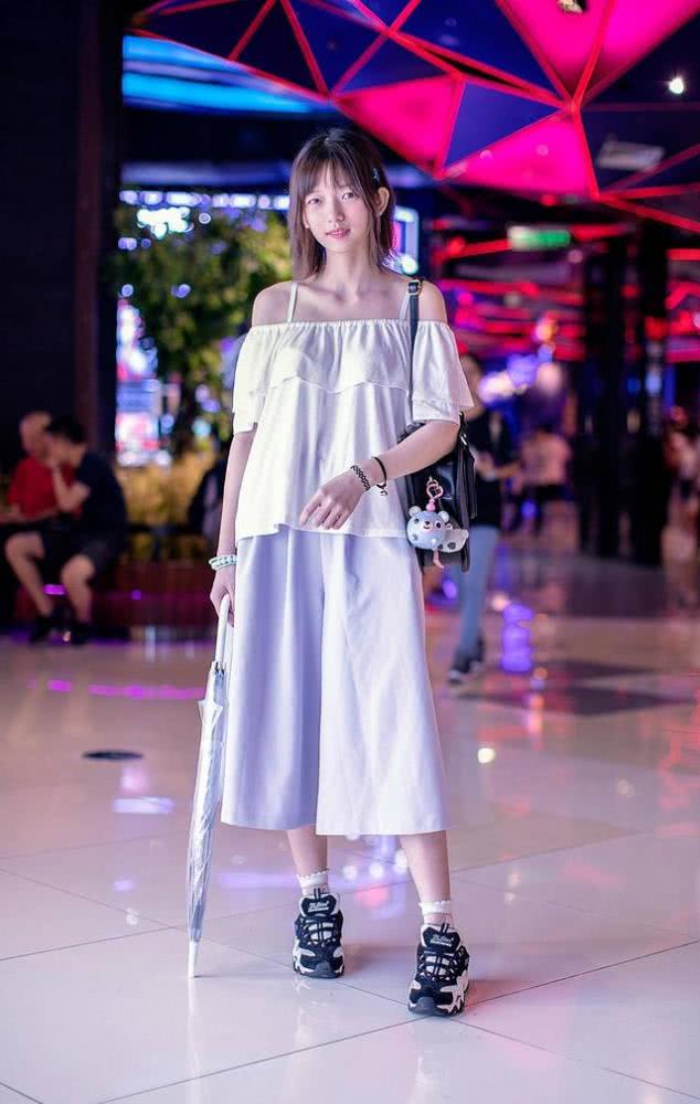 国内时尚潮人街拍，格纹裙配黑T时尚有型，阔腿裤配长袖衫超简约