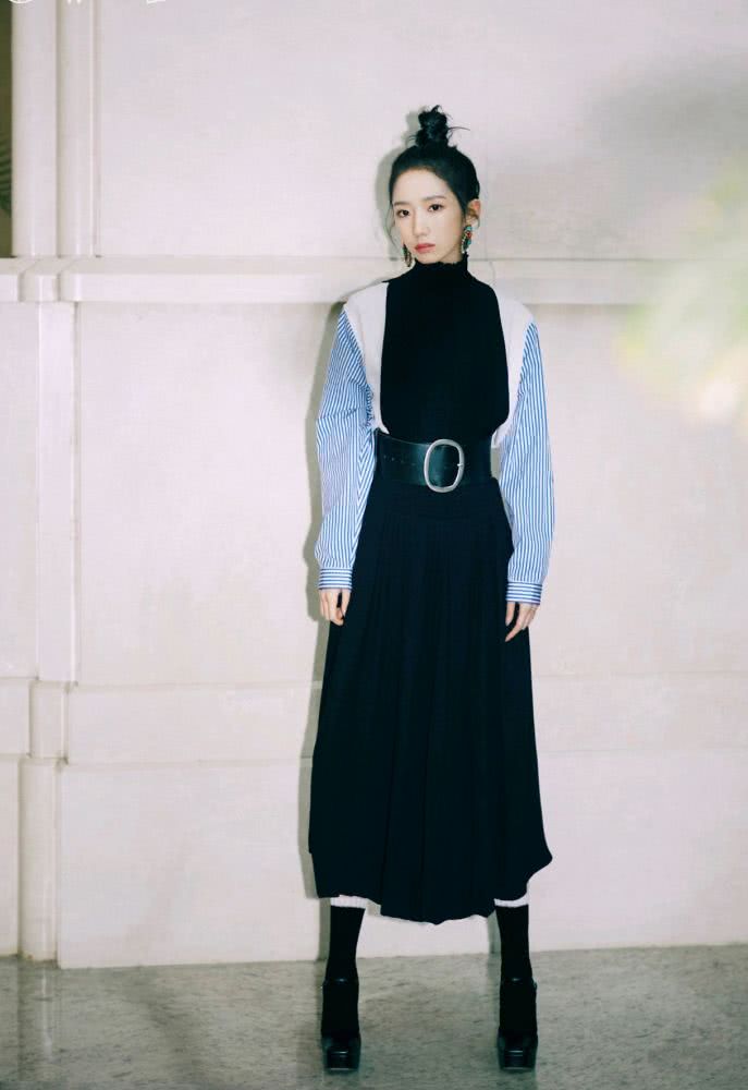 孟美岐身穿黑色亮片上衣搭配黑色热裤,酷炫个性有魅力