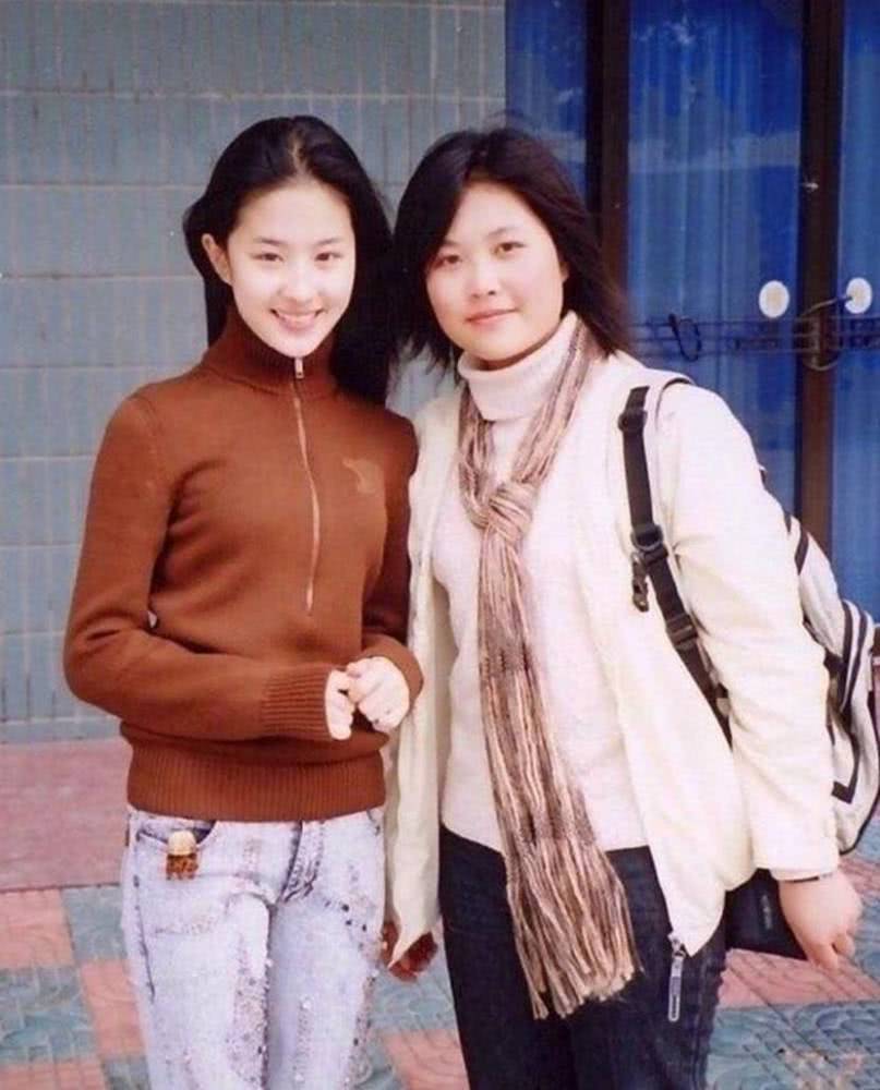 刘亦菲一看就知道没整容,这样穿真的太仙了,网友直呼:要恋爱了