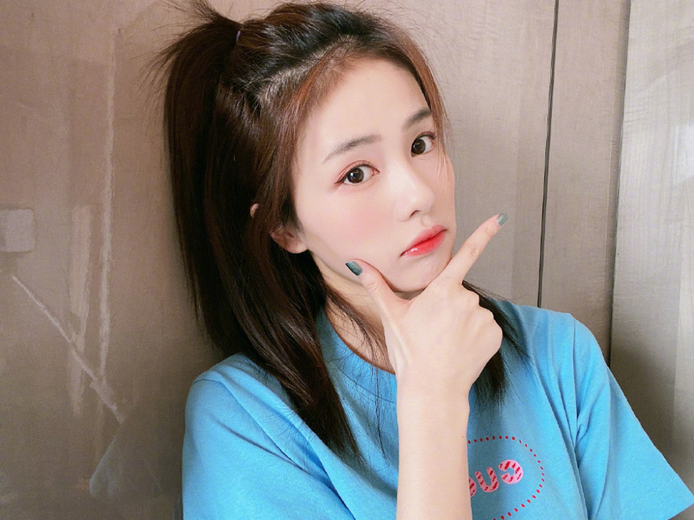 白鹿穿蓝色T恤扎小马尾,比剪刀手也太俏皮了