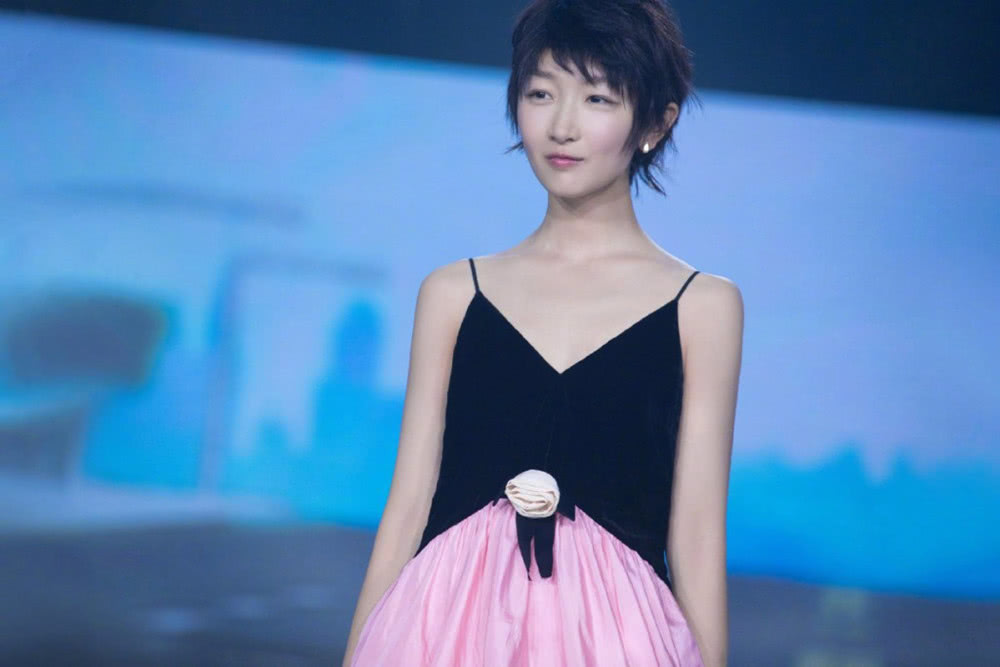 超短发不敢剪，长发留久了会烦，回头率超高的中发造型GET起来