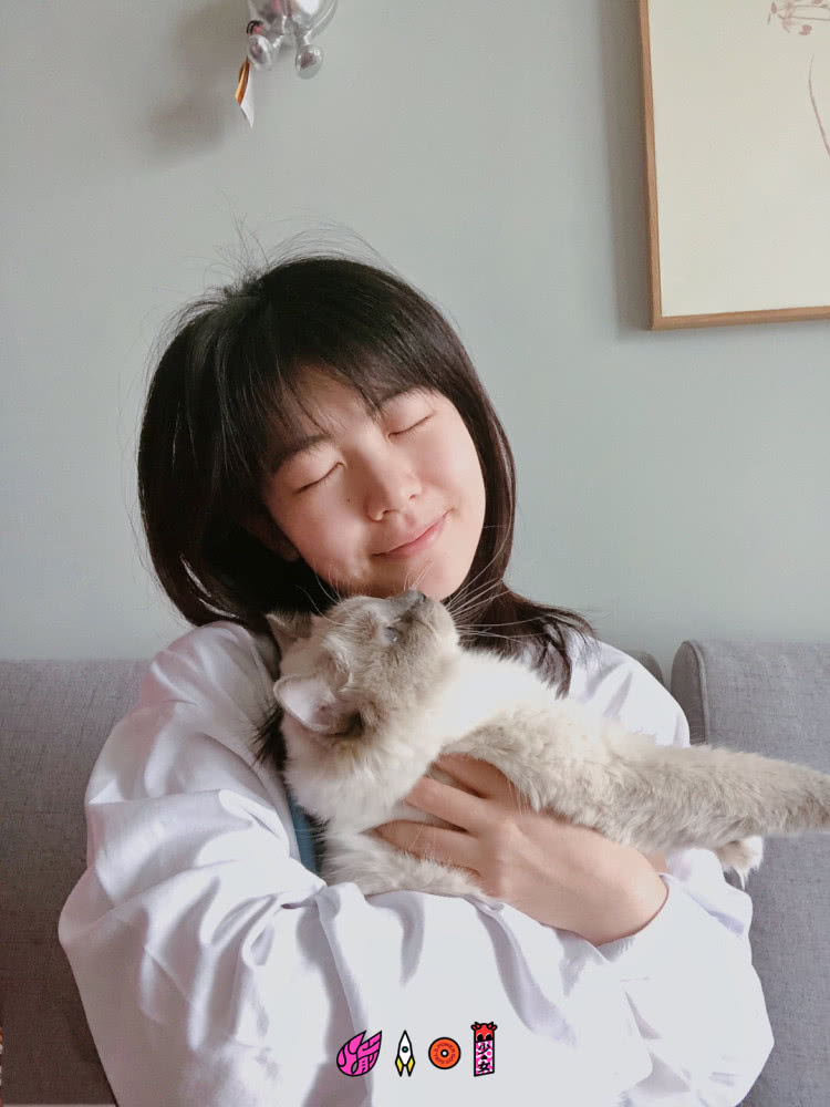 火箭少女女王节晒照，杨超越睡衣软萌可爱，SUNNEE素颜意外抢镜！