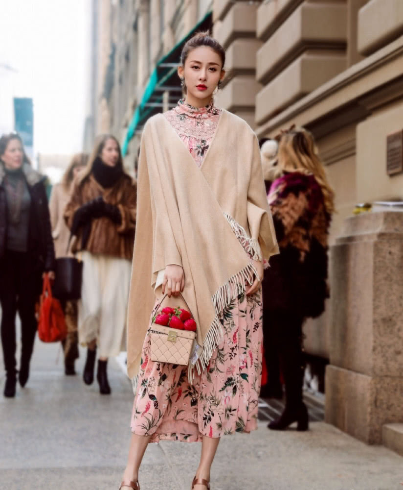 贾青穿白T格纹裙出镜，简洁日常不乏时尚