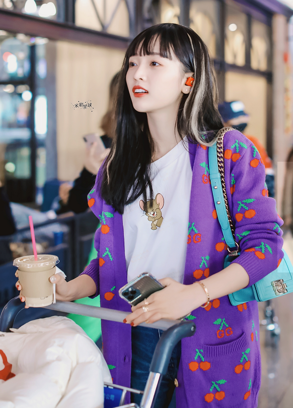 吴宣仪染金发直接变了个人,一般人不敢染这颜色