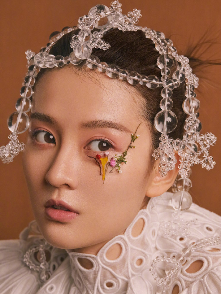 乔欣玫粉色羽毛裙搭配鲜花妆,少女风情复古浪漫让人眼前一亮!