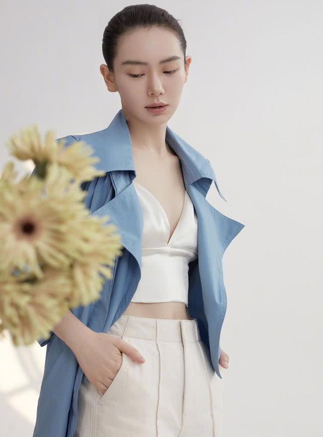 戚薇不化眼妆的模样太英气，最新造型好像“日系男友”