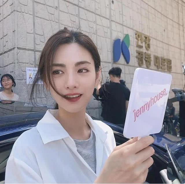 韩国少有的浓艳系女神，被誉为亚洲第一脸蛋，蝉联百大美人冠军？