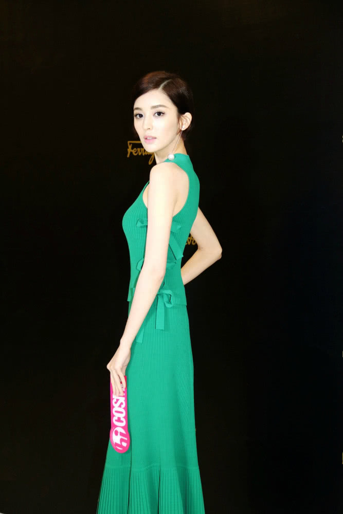 娜扎穿绿色侧身系长裙,显瘦显高还很高贵