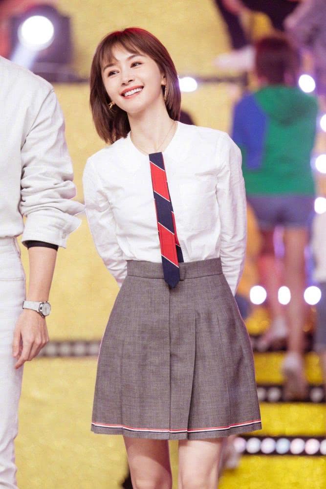 王子文长发亮相《快乐大本营》,秒变优雅女神,真是太美了