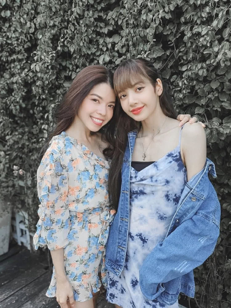 LISA爱上吊带裙，连换两套造型，你喜欢哪款？