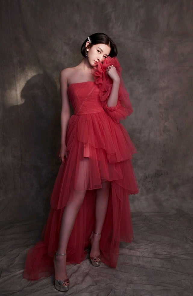 有种“发育过猛”叫宋祖儿，穿上薄纱裙，尽显好身材