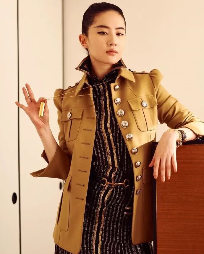 刘亦菲拍时尚杂志破烂包臀裙也敢穿出来,这曲线也太好了