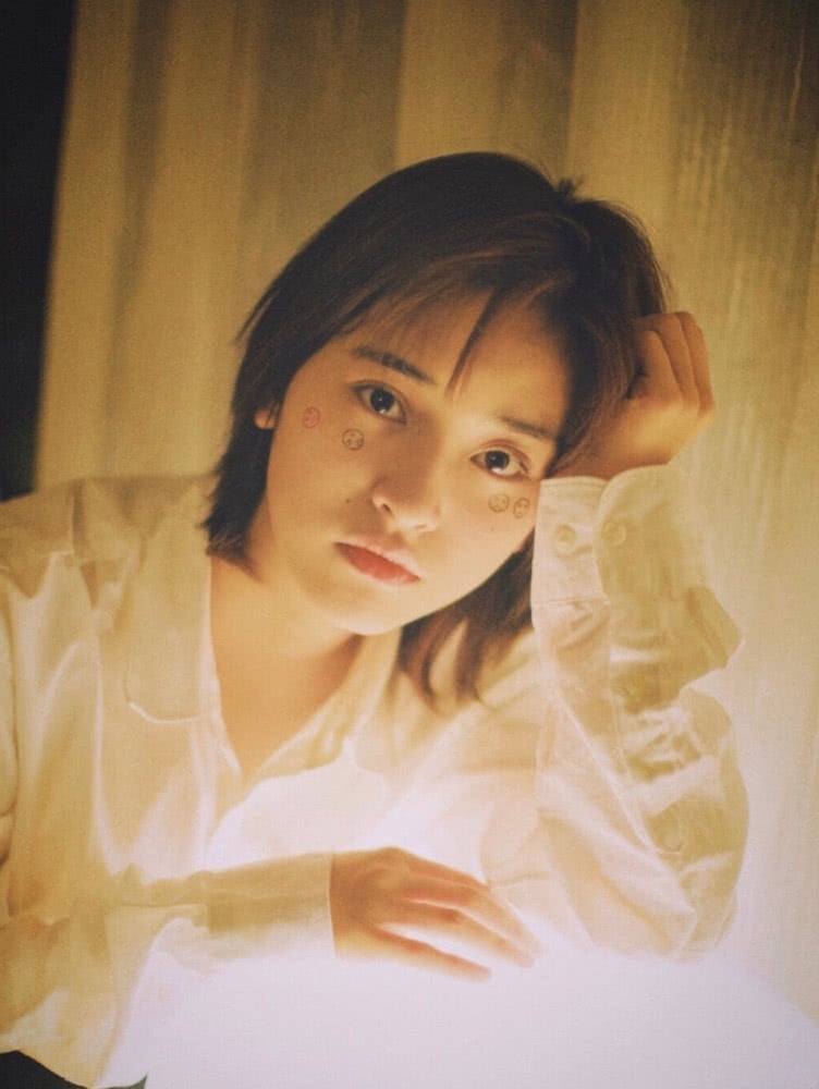 沈月2020最新胶片写真,穿白色衬衫出镜,脸颊画表情包俏皮搞怪