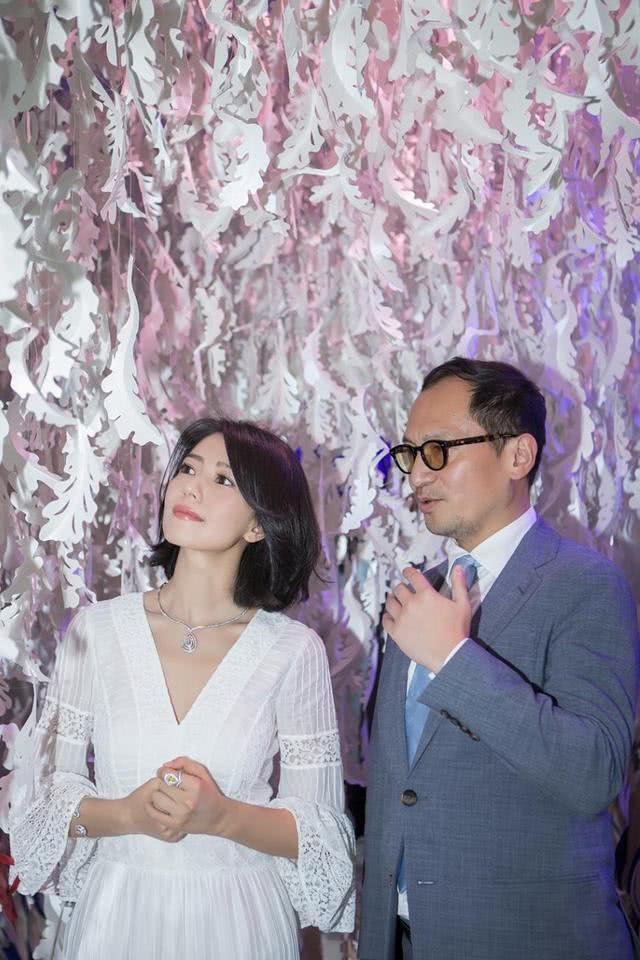 高圆圆生娃后穿白色连衣裙低调亮相,剪了波波头更洋气